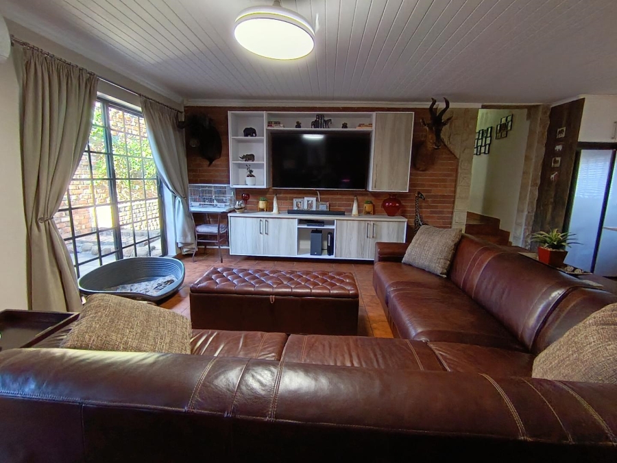 5 Bedroom Property for Sale in Langenhovenpark Free State